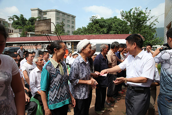 2012年6月27日.怀庄集团党支部“企帮村”慰问活动集团公司董事長(cháng)、党支部书记陈果给茅台镇太坪村老党员送去慰问金